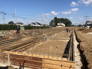 △建物の基礎となる部分の木枠が入りました。（令和2年9月）