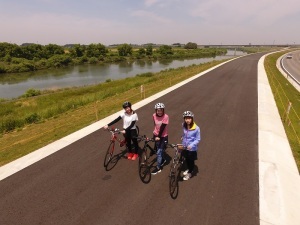自転車に乗る女性3人