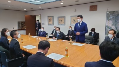 4市連携ウクライナ避難民支援のための寄附金贈呈式の様子