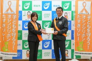 2025 オレンジリボン表敬訪問 リボンとタスキ贈呈